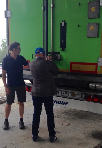 Vinmakaren Gert Stepp och Takis Soldatos ser till att transporten är klar för avfärd.